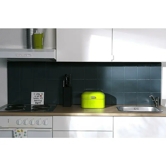 SCHÖNER WOHNEN-Farbe Pep up Renovierfarbe für Wand- & Bodenfliesen - Anthrazit, Glänzend, 1 l, Wasserbasiert - Küchenaufnahme mit Spüle, Kochfeld und Dunstabzugshaube unter weißen Hängeschränken, die eine minimalistische und funktionale Atmosphäre ausstrahlen.