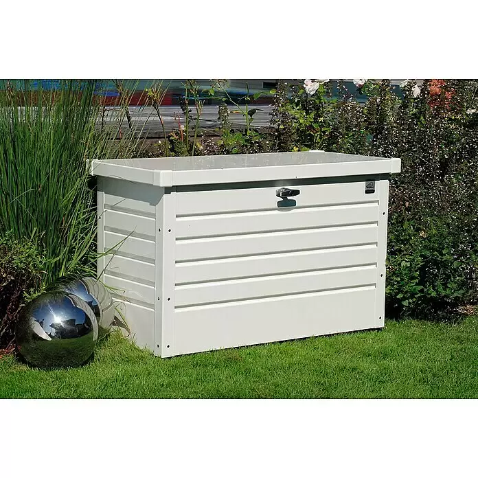 Biohort FreizeitBox Gartenbox 100 - L x B x H: 101 x 46 x 61 cm, Weiß, Stahl - Weiße Latten-Outdoor-Aufbewahrungsbox im Garten mit Pflanzen und zwei reflektierenden Kugeln.