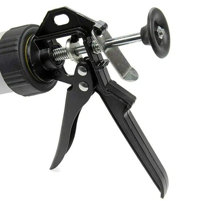 Alpha Tools Kartuschenpressen-Set5 -tlg. - Nahaufnahme einer Kartuschenpistole. Das Werkzeug ist schwarz mit silbernen Akzenten und hat einen ergonomischen Griff für einfache Handhabung.