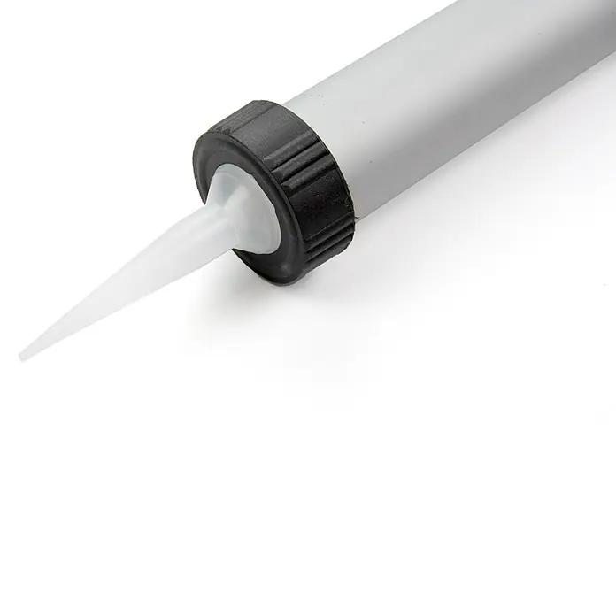 Alpha Tools Kartuschenpressen-Set5 -tlg. - Nahaufnahme einer Kartusche mit Dichtstoff, bereit für präzise Abdichtungen und Reparaturen.