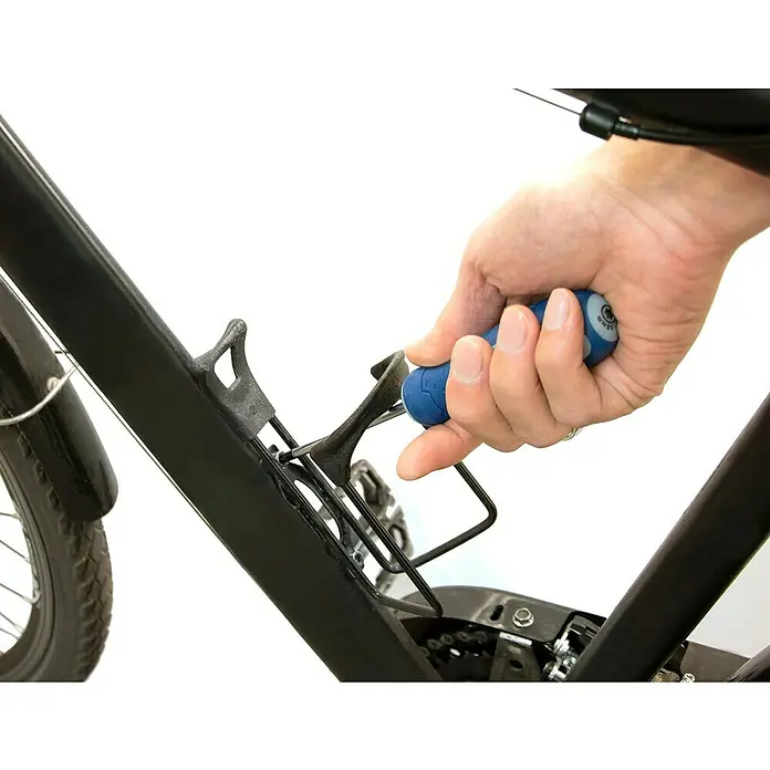 Alpha Tools Schraubendreher-Set - 70 -tlg. - Bild von der Montage eines Fahrradflaschenhalters mit einem blauen Werkzeug.