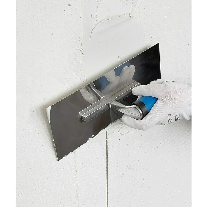 Alpha Tools Kellen-Set - 3 -tlg. - Handwerker glättet eine Wand mit einer Glättkelle und Spachtelmasse.