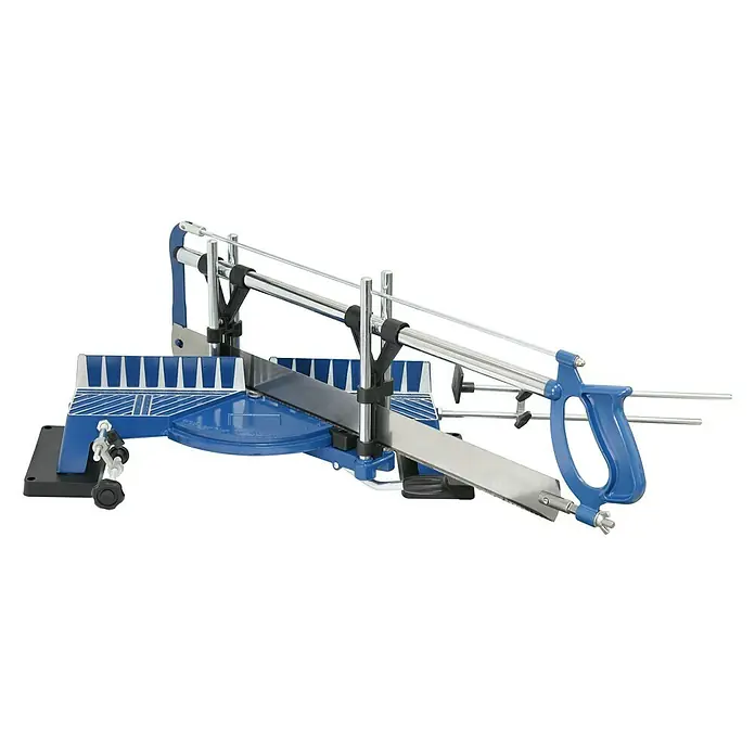 Alpha Tools Gehrungssäge - Schnittbreite: 110 mm - 160 mm, Schnitthöhe: 100 mm - Eine blaue Gehrungssäge mit einer Metallsäge und einem Griff. Das Werkzeug ist auf einem schwarzen Hintergrund isoliert.