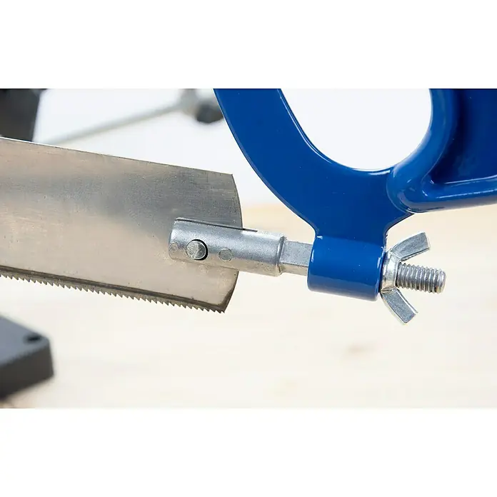 Alpha Tools Gehrungssäge - Schnittbreite: 110 mm - 160 mm, Schnitthöhe: 100 mm - Detailaufnahme einer Metallsäge mit blauem Griff und silbernem Sägeblatt, befestigt mit einer Flügelmutter.