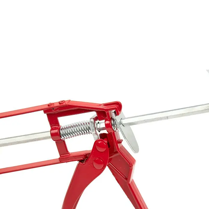 Alpha Tools KartuschenpresseMit Haken - Nahaufnahme einer roten Kartuschenpistole mit Metallschaft und Feder, ideal für präzises Auftragen von Dichtstoffen und Klebstoffen.