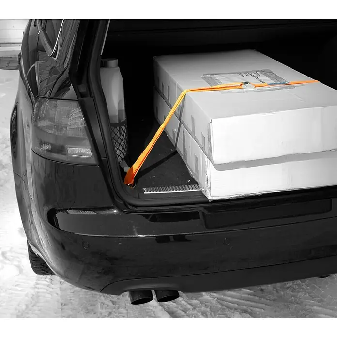 Ladungssicherungs-Set - 8 -tlg. - Zwei weiße Kisten, die mit einem orangefarbenen Spanngurt im Kofferraum eines schwarzen Autos gesichert sind.