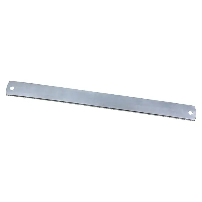 Sägeblatt - Länge: 550 mm, Passend für: Alpha Tools Gehrungssäge - Nahaufnahme einer Metallsäge mit scharfen Zähnen und zwei Löchern zur Befestigung, ideal für präzise Schnitte in verschiedenen Materialien.