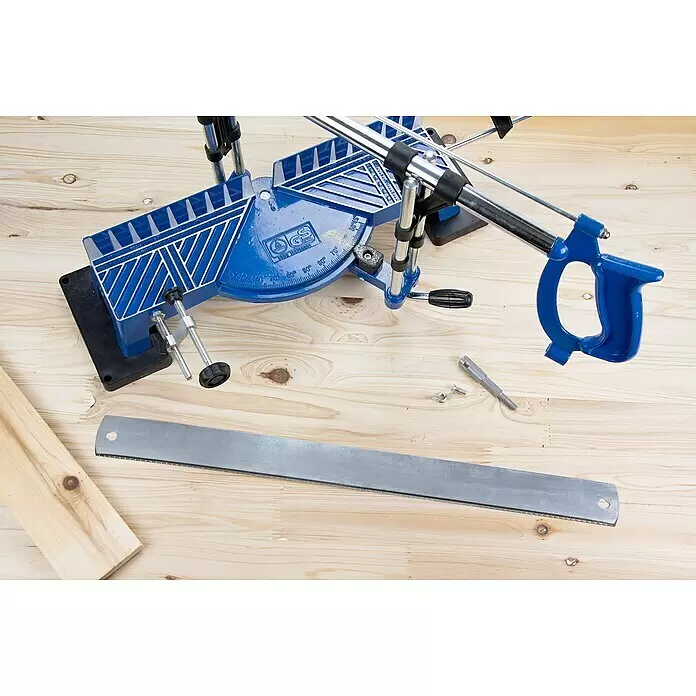 Sägeblatt - Länge: 550 mm, Passend für: Alpha Tools Gehrungssäge - Blaues Metall-Gehrungssägen-Set auf heller Holzwerkbank, mit Holzstück und Kleinigkeiten daneben.