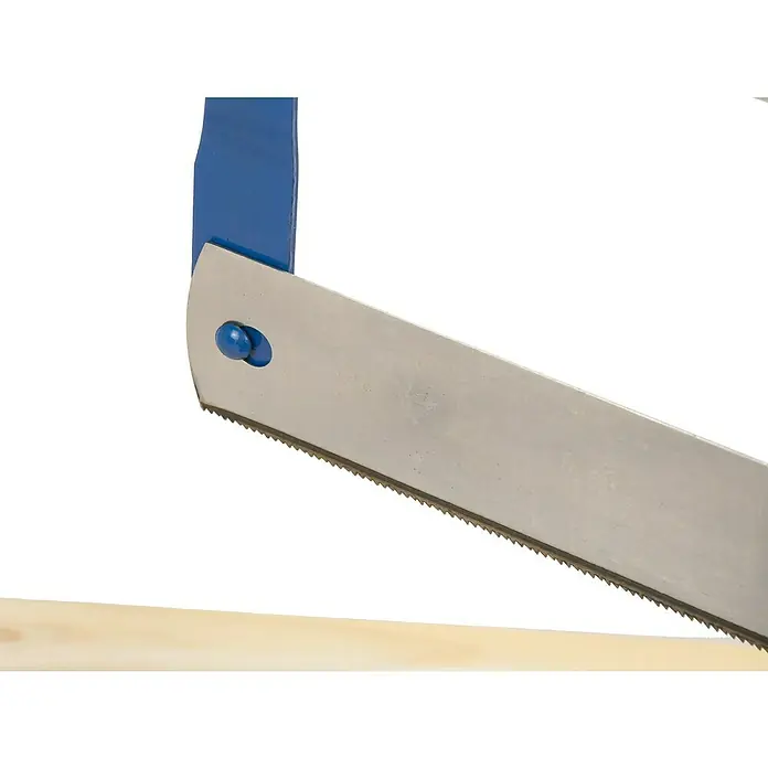 Sägeblatt - Länge: 550 mm, Passend für: Alpha Tools Gehrungssäge - Nahaufnahme einer Astsäge mit blauem Griff, die an einem Ast arbeitet.