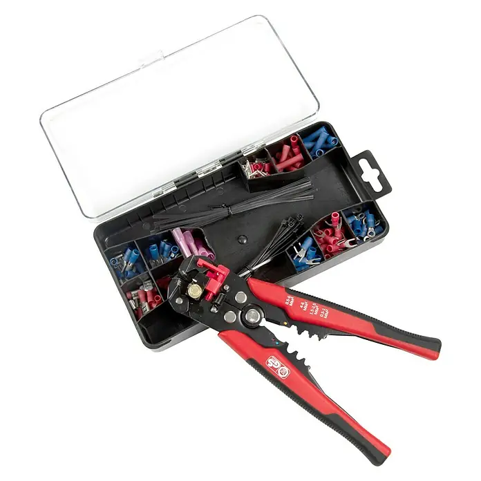 Alpha Tools Zangen-Set - 20 cm - Werkzeugkasten mit diversen Kabelschuhen und einer Zange zum Abisolieren und Crimpen von Kabeln für präzise Elektroinstallationen.