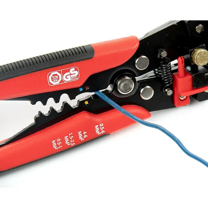 Alpha Tools Zangen-Set - 20 cm - Nahaufnahme einer Drahtabisolierzange in Rot und Schwarz, die ein blaues Kabel hält und eine präzise Abisolierung ermöglicht.