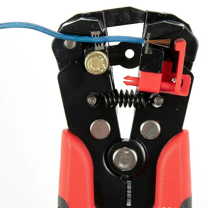 Alpha Tools Zangen-Set - 20 cm - Drahtabisolierzange mit rotem Griff beim Abisolieren eines blauen Drahtes, Nahaufnahme für Detailgenauigkeit.