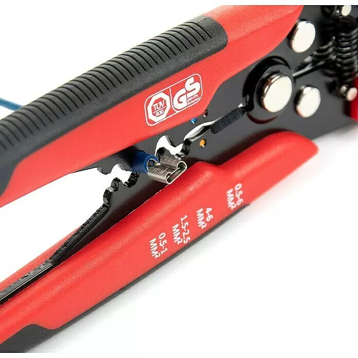 Alpha Tools Zangen-Set - 20 cm - Rotes und schwarzes Abisolier- und Crimpzangenwerkzeug crimpt einen blauen isolierten Kabelschuh. Größenangaben sichtbar.