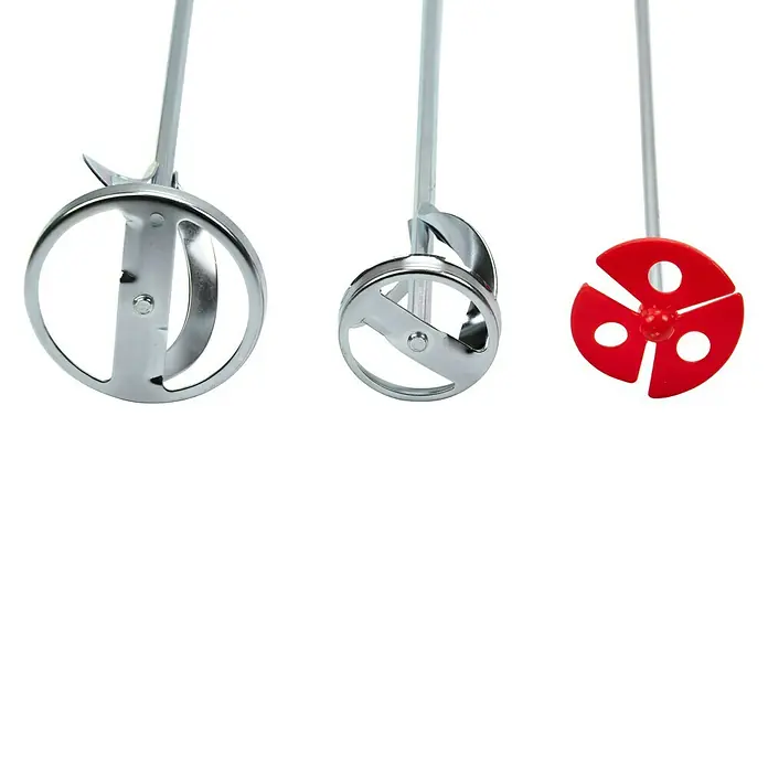 Alpha Tools Rührstab Set - 3 -tlg. - Drei Farbrührwerke im Detail, zwei aus Metall und eines aus rotem Kunststoff, vor schwarzem Hintergrund.