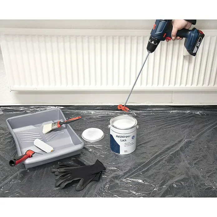 Alpha Tools Rührstab Set - 3 -tlg. - Farbe mischen vor dem Heizkörper streichen. Das Bild zeigt Heizkörperlack, Farbwanne, Pinsel, Farbroller, Handschuhe und einen Bohrer mit Rührwerk.