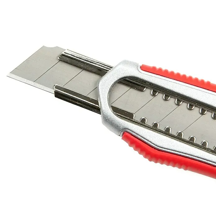 Wisent Cuttermesser - 101 -tlg., Klingenbreite: 18 mm, Silber/Rot - Detailaufnahme