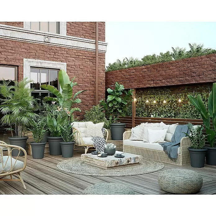 Artevasi Pflanztopf Toscana - Außenmaß (Ø x H): 50 x 47,7 cm, Kunststoff, Anthrazit - Gemütlicher Outdoor-Wohnbereich auf Holzterrasse mit hellen Korbmöbeln, rustikalem Couchtisch und großen Pflanzgefäßen mit üppigem Grün.