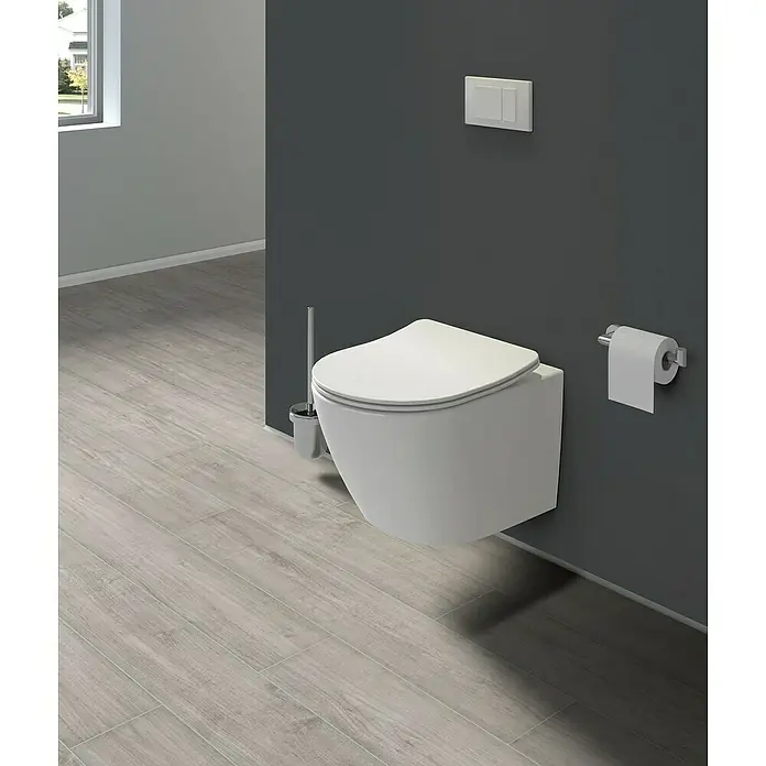 Camargue Paris Wand-WC-Set 2.0 Power-Flush - Spülrandlos, Ohne Spezialglasur, Spülform: Tief, WC Abgang: Waagerecht, Weiß - Nahaufnahme einer modernen, wandhängenden Toilette in einem stilvollen Badezimmer mit grauen Wänden und Holzfußboden.