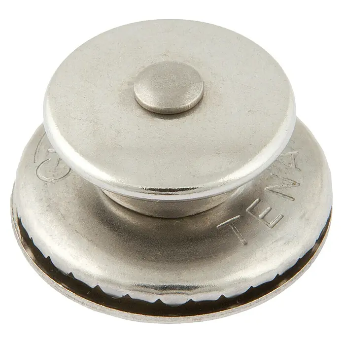 Marinetech Tachuela - Diámetro: 20 mm, Latón, Niquelado - Primer plano de un botón de jeans plateado con detalles de remache sobre un fondo negro, ideal para proyectos de costura y ropa.