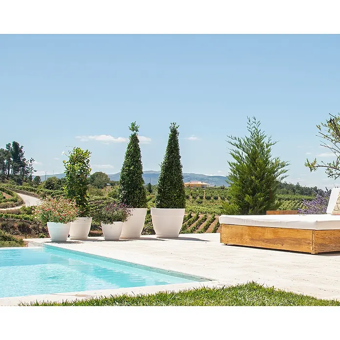 Artevasi Capri Campana PflanztopfAußenmaß (Ø x H): 50 x 42 cm, Kunststoff, Hellgrau - Wunderschöner Poolbereich mit weißen Pflanzgefäßen und üppigem Grün, ideal für Entspannung im Freien und ästhetischen Genuss.