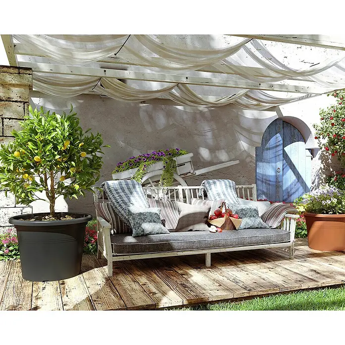 Artevasi Venezia Pflanztopf Cilindro - Außenmaß (Ø x H): 35 x 24,9 cm, Kunststoff, Anthrazit - Einladende Gartenszene mit einer stilvollen weißen Gartenbank, üppiger Bepflanzung und charmantem Dekor für entspannte Stunden im Freien.