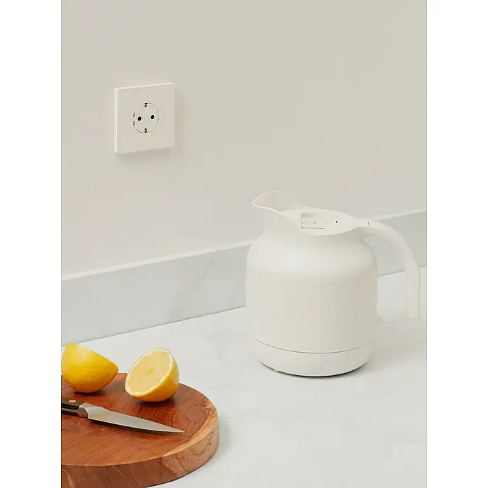 Simon 270 Enchufe Kit - Blanco, 16 A, Colocar - Cocina luminosa con jarra blanca, limón y cuchillo sobre una tabla de cortar.