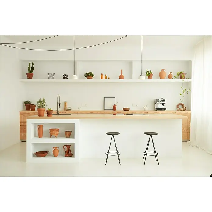 Simon 270 Combinación de interruptores + enchufe - x 2, Vertical, Blanco, Colocar, IP20 - Una cocina luminosa con encimera de madera, taburetes de bar minimalistas y estantes adornados con plantas y objetos de cerámica. Diseño elegante.