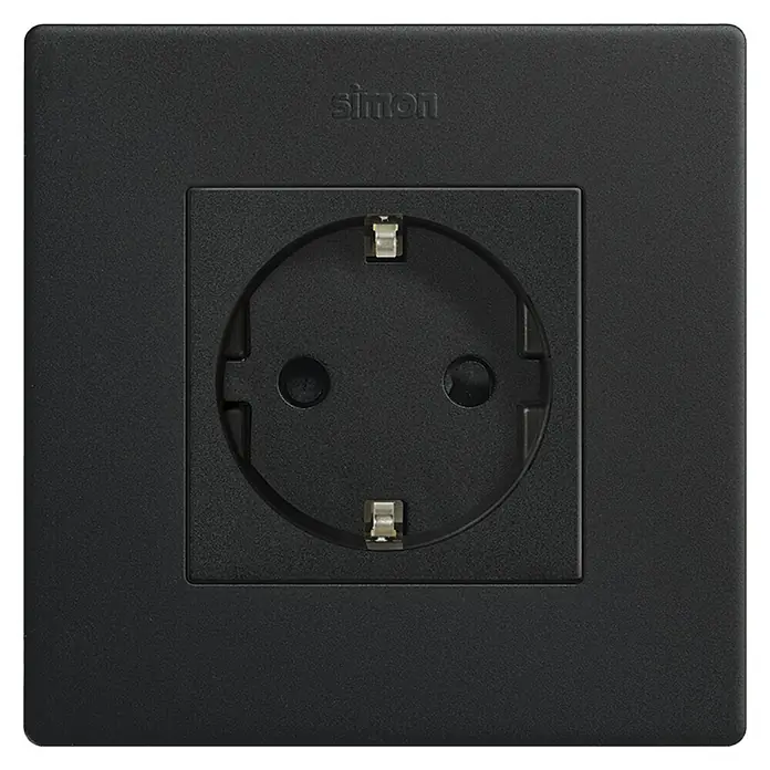 Simon 270 Enchufe - Negro, 16 A, Colocar - Primer plano de un enchufe eléctrico negro de Simon, que muestra su diseño elegante y minimalista y un acabado de calidad para espacios interiores.