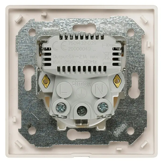 Simon 270 Enchufe con USB - Blanco, 16 A - Primer plano de una toma de corriente Simon con salida de 5V-2.1A, especificaciones de 16A 250V~50Hz, mostrando detalles conexiones.