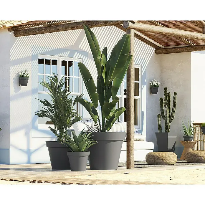 Artevasi Capri PflanztopfAußenmaß (Ø x H): 50 x 41,2 cm, Kunststoff, Anthrazit - Eine stilvolle Außendekoration mit grauen Pflanzgefäßen in verschiedenen Größen, die eine elegante und moderne Atmosphäre schaffen.