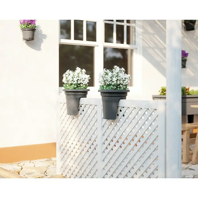 Artevasi Venezia Geländertopf - Außenmaß (Ø x H): 30 x 27 cm, Kunststoff, Anthrazit - Dekorative Blumenkästen für den Außenbereich, die an einem weißen Gitter befestigt sind und frische, weiße Blumen zur Schau stellen, ideal für die Gartengestaltung.