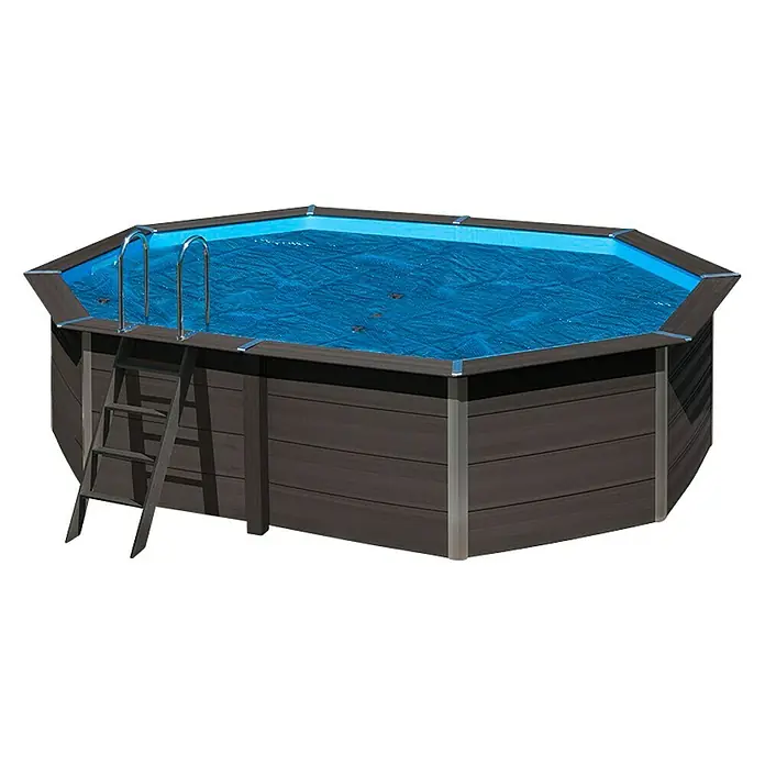 Gre Pool-Abdeckplane Isotherm - Stärke: 400 µm, L x B: 753 x 333 cm, Kunststoff - Ein achteckiger Aufstellpool mit einer Leiter, gefüllt mit blauem Wasser, steht vor einem schwarzen Hintergrund.