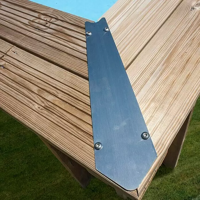 Gre Holz-Pool Evora - L x B x H: 600 x 400 x 133 cm, Hellbraun, 23.500 l - Dunkelgraue Metallverbindungsplatte mit Schrauben auf hellem Holzdeck befestigt.