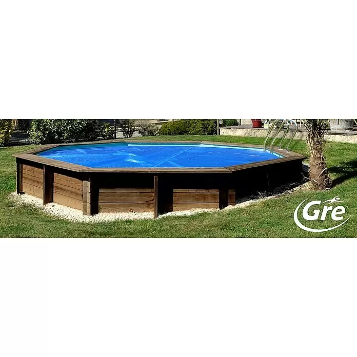 Gre Pool-Abdeckplane Isotherm - Stärke: 400 µm, L x B: 585 x 360 cm, Kunststoff - Achteckiger Holz-Aufstellpool mit blauer Abdeckplane, im Freien platziert.