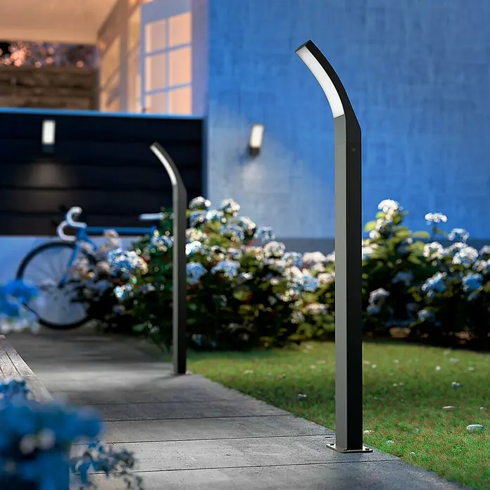 Philips Splay Sobremuro exterior - Color del marco: Antracita, Blanco frío, Con bombillas, Altura: 96 cm - Foto exterior de dos modernas luces LED curvas para jardín, que añaden un toque elegante al jardín.