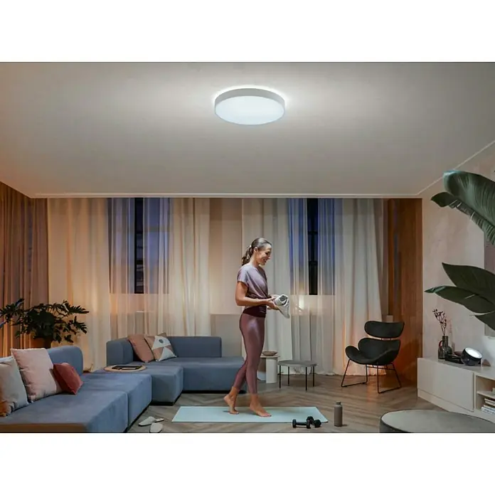 Philips Hue LED-Deckenleuchte rund White Ambience Enrave XL - 48 W, Ø x H: 55,1 x 8,4 cm, Weiß, Kaltweiß - Eine moderne Deckenleuchte in einem stilvollen Wohnzimmer, die eine angenehme Atmosphäre schafft.