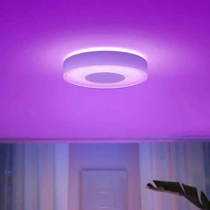 Philips Hue LED-Deckenleuchte rund White & Color Ambiance Infuse M - 33,5 W, Ø x H: 38,1 x 8,4 cm, Weiß, Mehrfarbig - Runde Deckenleuchte strahlt violettes Licht an einer Decke aus.