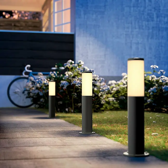Philips LED-Sockelleuchte Utrecht - 20 W, Anthrazit, 12 x 12 x 45 cm - Elegante Wegeleuchten säumen den Pfad und erhellen den Garten. Moderne Beleuchtung für den Außenbereich sorgt für Sicherheit und Atmosphäre.
