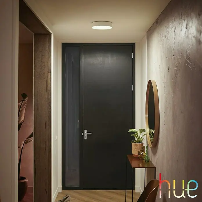 Philips Hue LED-Deckenleuchte rund - 9,6 W, Ø x H: 26,1 x 6,6 cm, Weiß, Kaltweiß - Deckenleuchte in einem Flur. Die Philips Hue Deckenleuchte sorgt für eine angenehme Beleuchtung und eine gemütliche Atmosphäre im Raum.