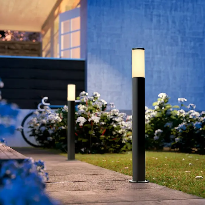 Philips LED-Außenwegleuchte Utrecht - IP44, Höhe: 80 cm - Moderne Außenleuchten aus Metall entlang eines Gehwegs, die eine warme Atmosphäre schaffen und die Gartengestaltung betonen.