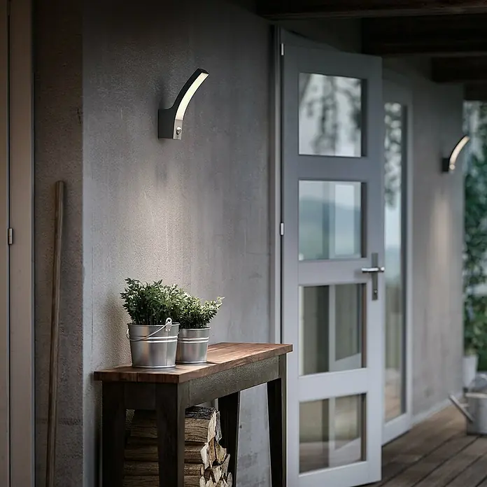 Philips Splay Aplique exterior con sensor - 12 W, L x An x Al: 16,1 x 8 x 24 cm, Antracita, Blanco frío - Luz de pared exterior moderna con un diseño curvo, que proporciona un brillo cálido y acentúa con estilo la fachada. Ideal para entradas.