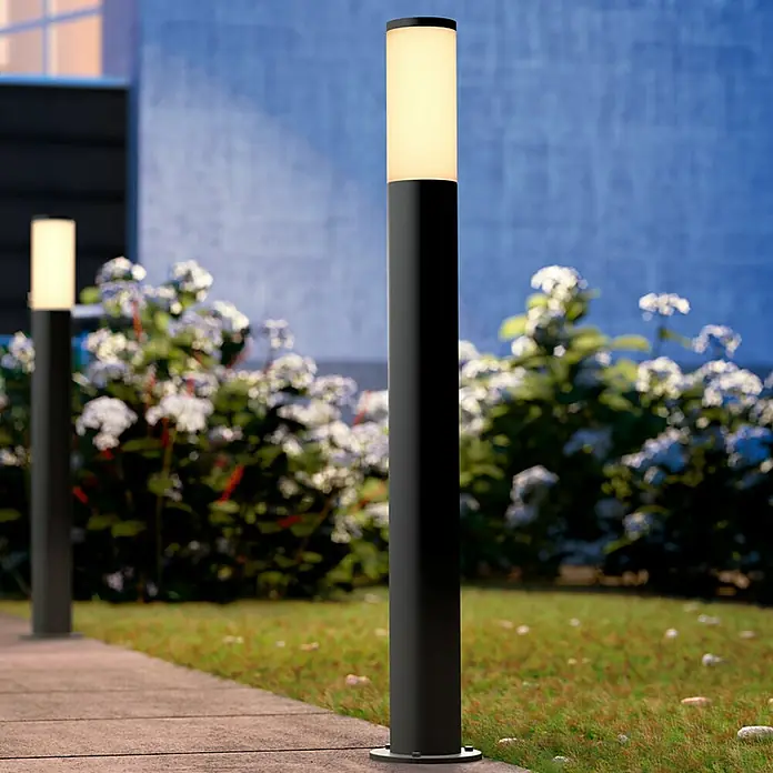 Philips LED-Außenwegleuchte Utrecht - IP44, Höhe: 80 cm - Außenaufnahme von modernen Pollerleuchten in einem Garten, die ein warmes, einladendes Licht ausstrahlen.