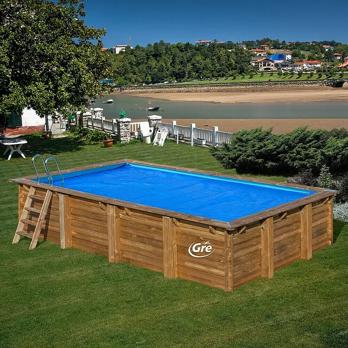 Gre Pool-Abdeckplane Isotherm Evora - L x B: 565 x 368 cm, Material: Kunststoff - Holzpool von Gre mit blauer Abdeckung. Ein stabiler und optisch ansprechender Pool für den Garten.