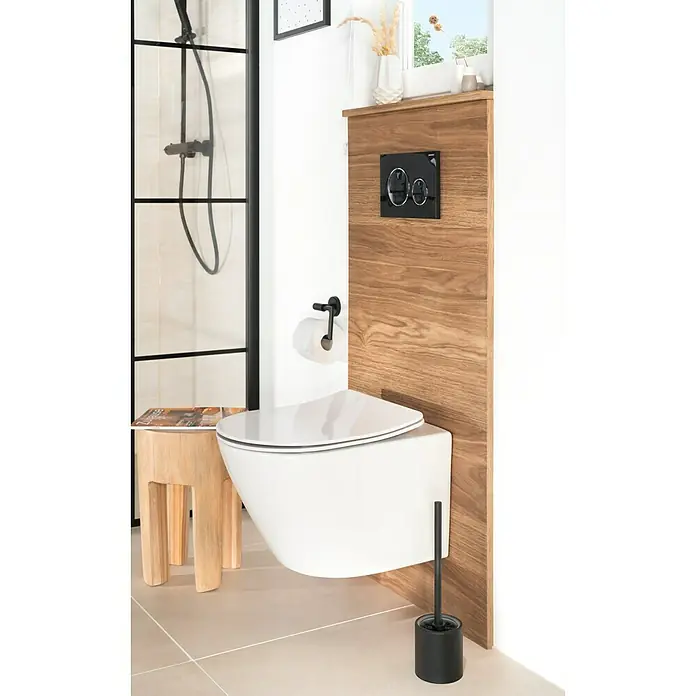 Geberit Betätigungsplatte Sigma 20 115.882.KM.1 - Schwarz Hochglanz, 2-Mengen-Spülung - Ein modernes Badezimmer mit einer wandhängenden Toilette, eingebaut in eine Holzwand mit schwarzen Bedienelementen und Toilettenbürste.