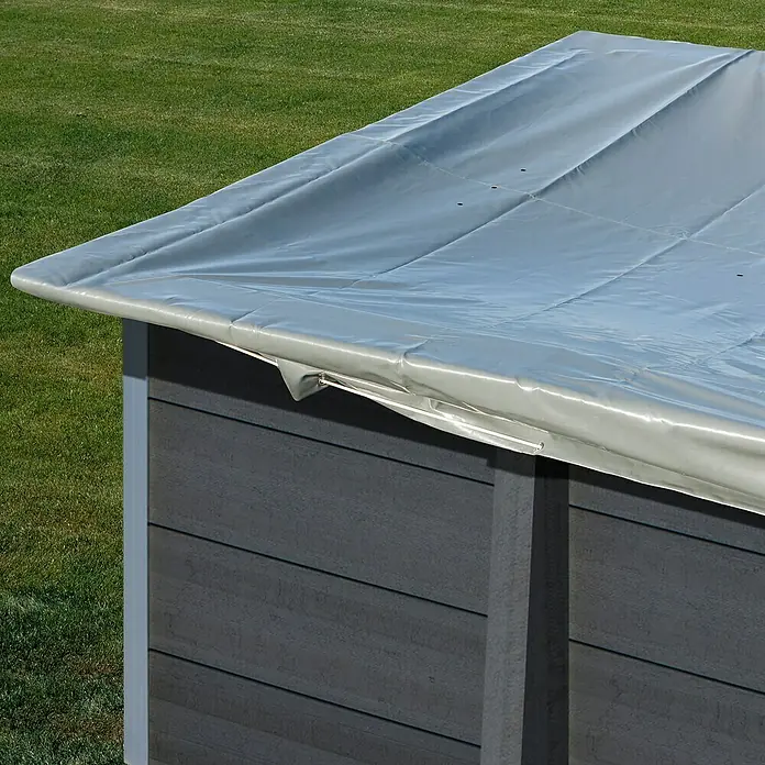 Gre Pool-Abdeckplane Winter - 580 g/m², L x B: 376 x 376 cm, Kunststoff - Nahaufnahme eines grauen Geräteschuppens mit einer grauen Plane über dem Dach zum Schutz vor Witterungseinflüssen.