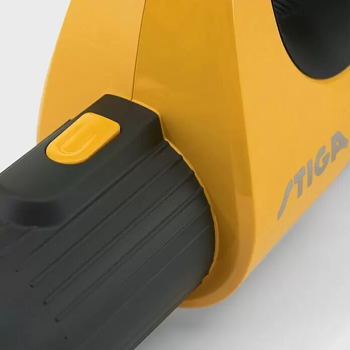 Stiga Akku-Laubbläser BL 100e Set - 20 V, 1 Akku, 4 Ah, Blasgeschwindigkeit: 115 km/h, Blasleistung: 9 m³/min - Nahaufnahme eines gelben und dunkelgrauen Elektrowerkzeugs mit strukturiertem Griff und gelbem Knopf. STIGA-Logo sichtbar.