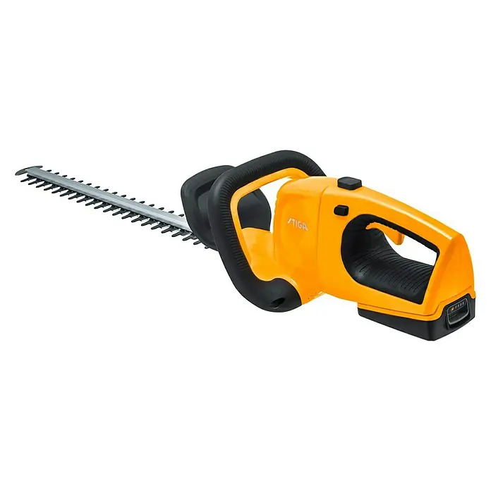 Stiga 100er Serie Akku-Heckenschere HT 100e Set - 20 V, Li-Ionen, 1 Akku, Schnittlänge: 50 cm - Das Bild zeigt eine orangefarbene Stiga Heckenschere mit schwarzem Griff und silberner Klinge vor einem schwarzen Hintergrund.