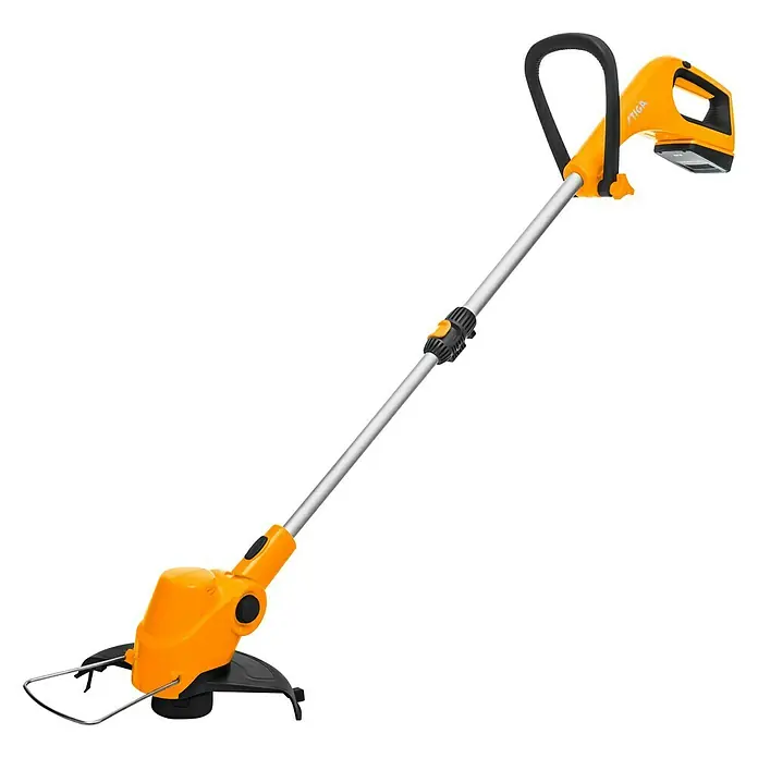 Stiga 100er Serie Akku-Rasentrimmer GT 100e - Set - 20 V, 2 Ah, Li-Ionen, 1 Akku, Schnittbreite Faden: 25 cm - Das Bild zeigt einen gelben STIGA Akku-Rasentrimmer mit einem Teleskopstiel und einem Griff für komfortables Trimmen von Rasenkanten.