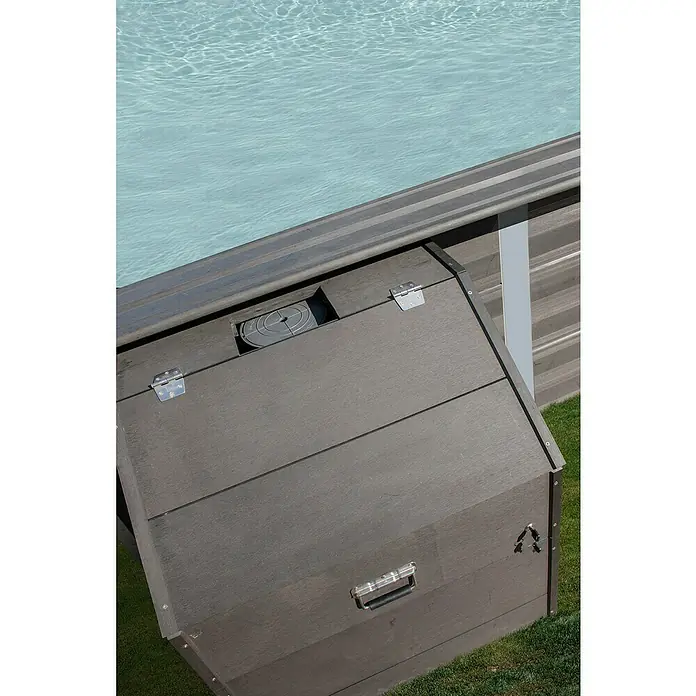 Gre Technikraum für Kompositpools - L x B x H: 80 x 60 x 89 cm, WPC - Bild einer Poolabdeckung aus grauem Holz mit zwei silbernen Scharnieren und einem Metallgriff. Die Abdeckung befindet sich neben einem Pool.
