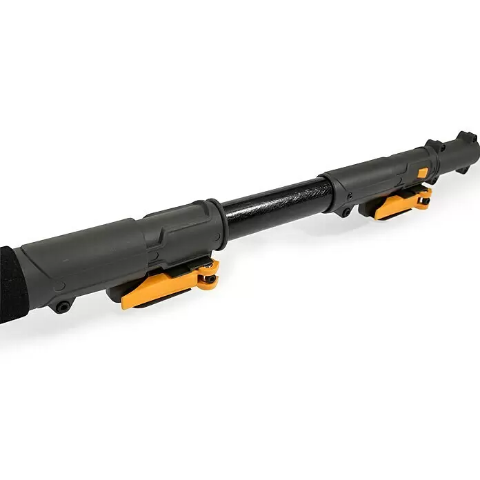 Stiga Akku-Multitool MT 100e Set - 20 V, 1 Akku, Schnittlänge: 41 cm - Schwarz ausziehbare Stange mit orangefarbenen Schnellspannern zur Längenverstellung.